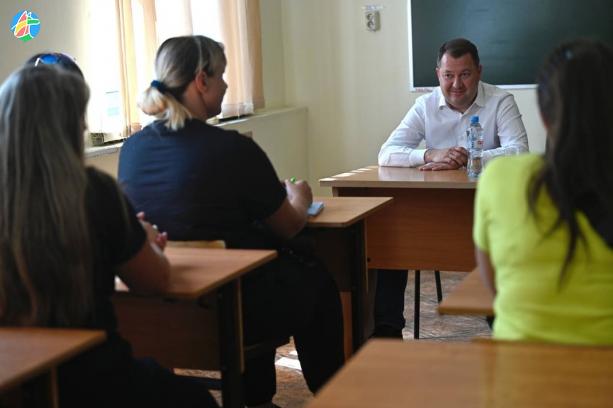 Максим Егоров обсудил с родителями ремонт бывшей третьей школы