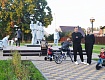 Памятник семье установили в парковой зоне на улице Рябиновая