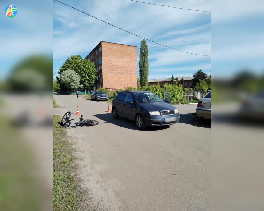 На улице Тимирязева мальчик на велосипеде врезался в машину