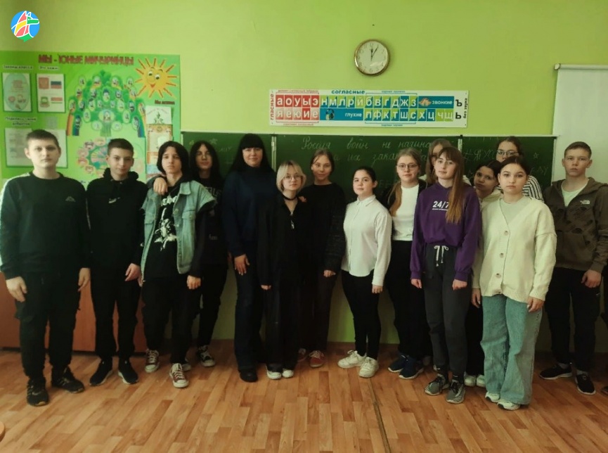 Школьники Мичуринска отправят бойцам СВО подарки