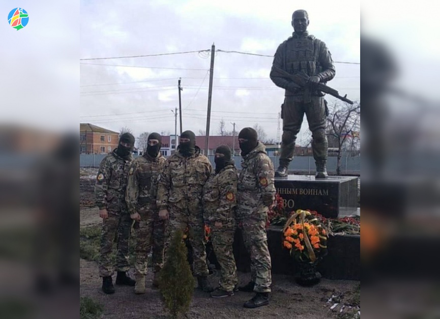 К памятнику участникам специальной военной операции возложили цветы