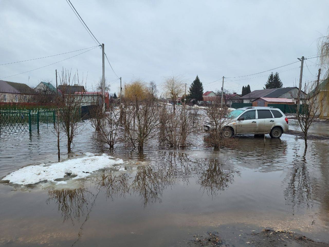 Паводковые воды подтапливают дома в городе Рассказово