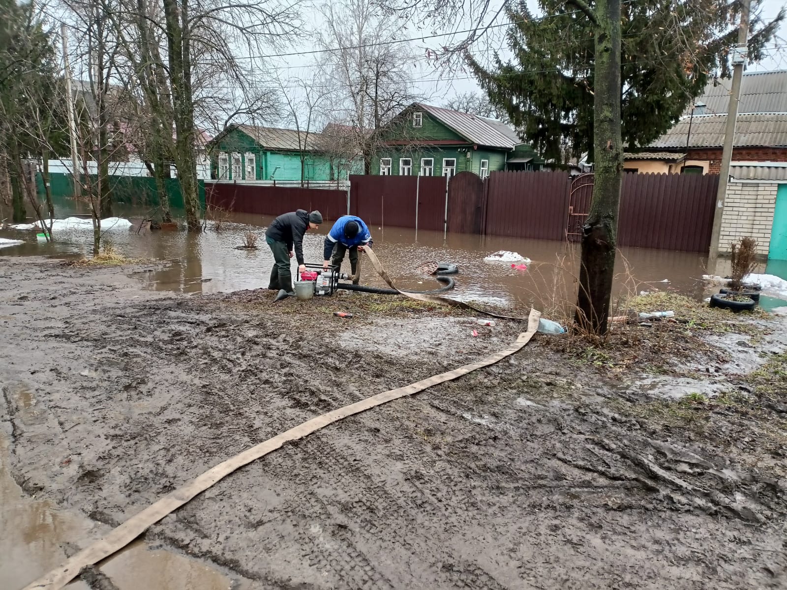 Паводковые воды подтапливают дома в Мичуринске