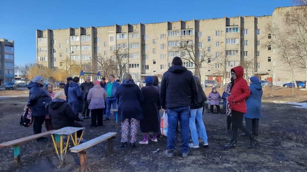 Двор многоквартирного дома. Во дворе. Русский двор. Жители нашей улицы.