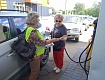 СОТРУДНИКИ ДОМА КУЛЬТУРЫ РАССКАЗОВСКОГО ОКРУГА ПОМОГАЮТ ВОДИТЕЛЯМ НА АЗС