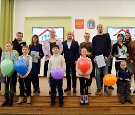 Алексей Поздняков вручил семьям Рассказовского муниципального округа сертификаты на улучшение жилищных условий 