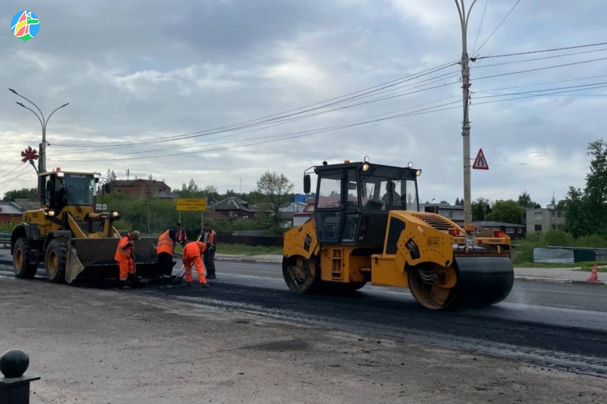В городе Рассказово на центральной улице ремонтируют дорогу