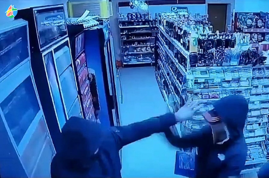 В городе Рассказово мужчина с ножом напал на клиента магазина