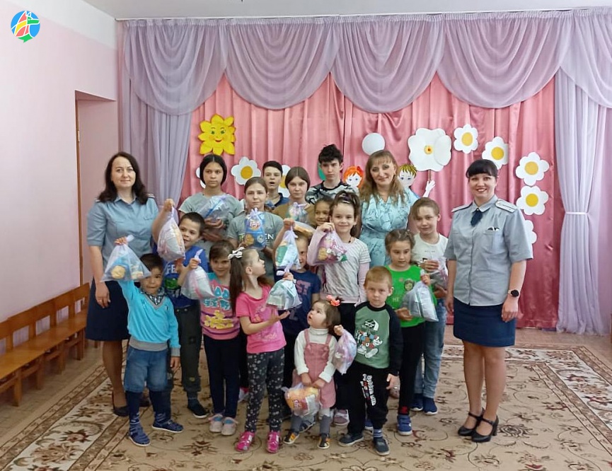 Сотрудники ИК-5 поздравили воспитанников центра «Приют надежды» с Днем защиты детей