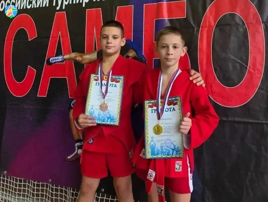 ЮНЫЕ САМБИСТЫ ИЗ РАССКАЗОВО НА ПЬЕДЕСТАЛЕ