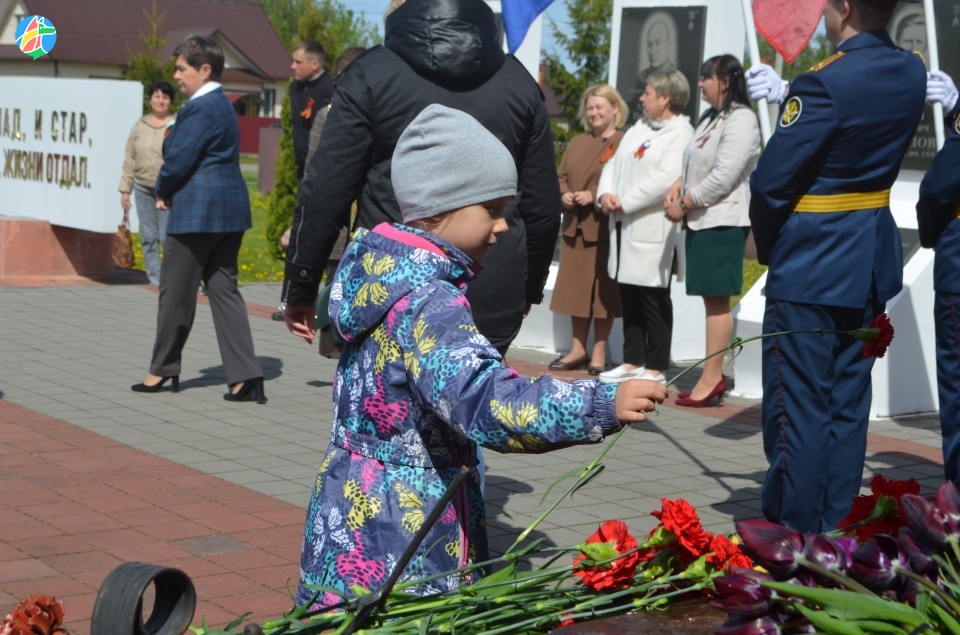 Митинг на 9 мая 2023 года. Митинг 9 мая в Кутузовке. Памятник 9 мая. Митинг 9 мая в Кутузовке Шербакульского района. Митинг день Победы школа памятник.