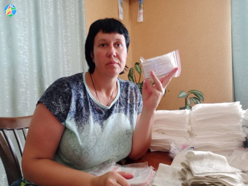 Жительница села Дмитриевщина делает сухой душ для бойцов
