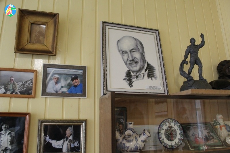 Музею актера Зельдина подарили уникальный портрет