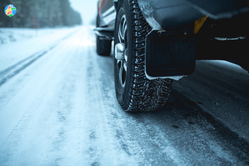 ГИБДД призывает водителей и пешеходов быть внимательнее во время ледяного дождя