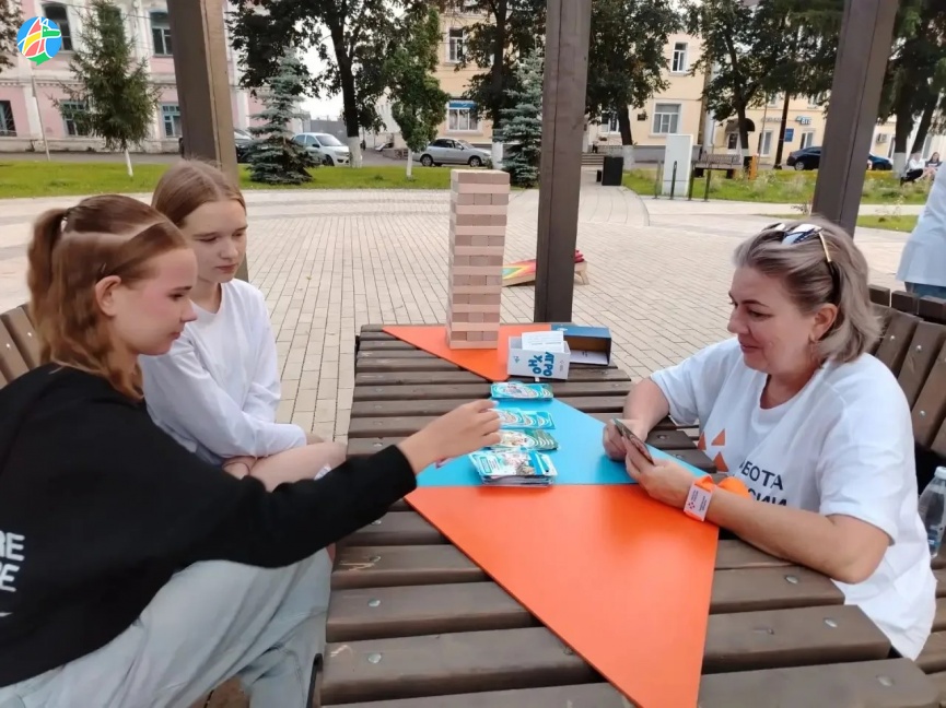 В ЦЕНТРАЛЬНОМ СКВЕРЕ ПРОШЛА «ВЕЧЕРНЯЯ КАРЬЕРНАЯ СМЕНА»