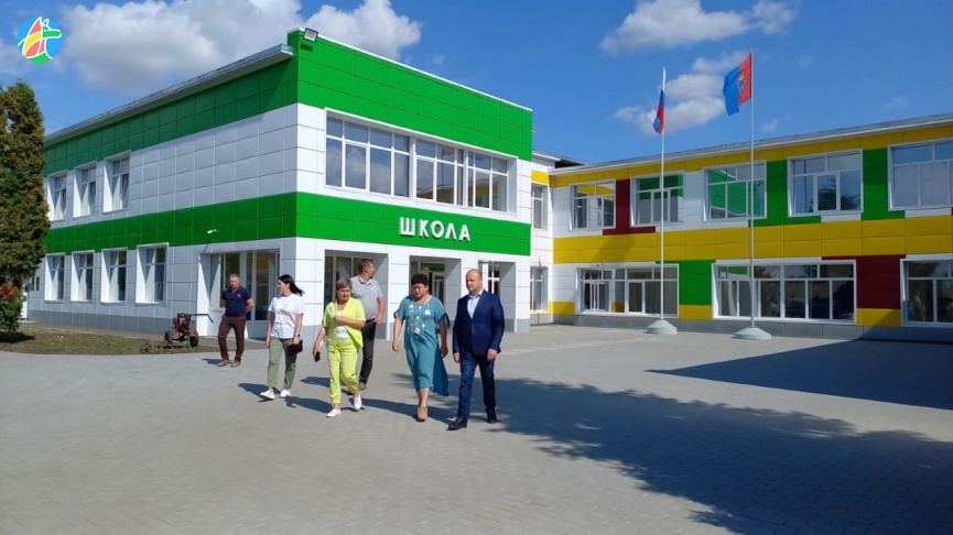 Алексей Поздняков посетил учреждения образования и культуры