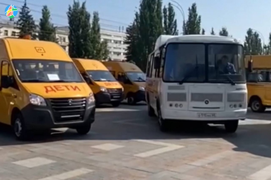 В регион поступили новые школьные автобусы и машины скорой помощи
