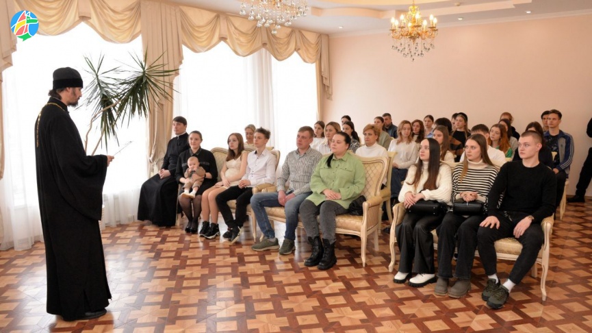 В ЗАГСе Мичуринска провели мероприятие «Семья – малая церковь»
